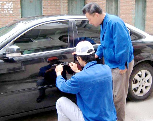 扎囊汽车钥匙丢在车里面怎么办?